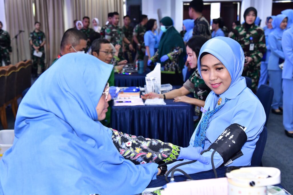 Ribuan Personel TNI AU Ikuti Donor Darah Serentak, Targetkan Rekor MURI