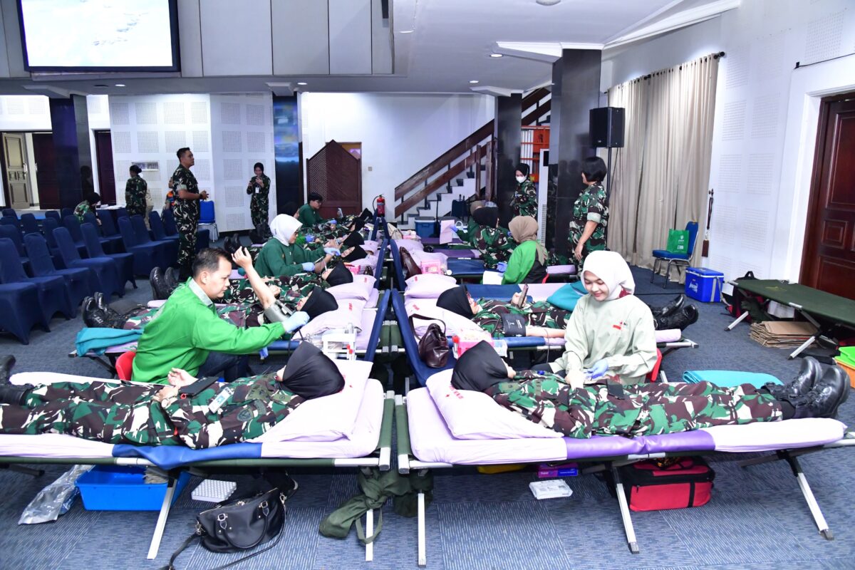 Ribuan Personel TNI AU Ikuti Donor Darah Serentak, Targetkan Rekor MURI