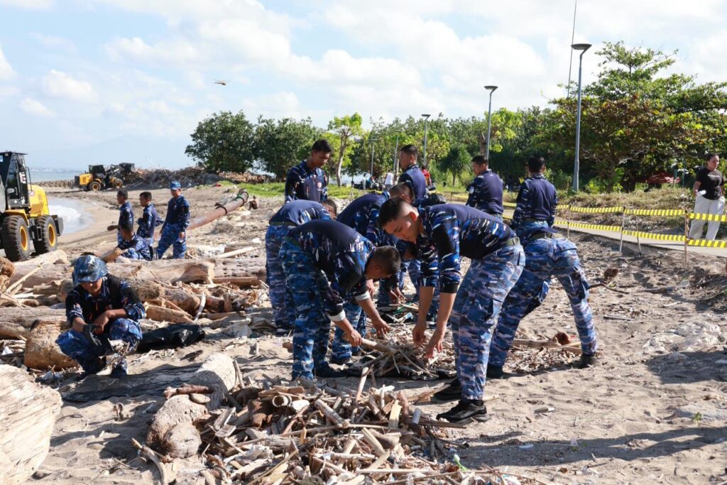 Prajurit Lanud I Gusti Ngurah Rai Bersihkan Pantai Sekeh, Wujud Kepedulian Lingkungan