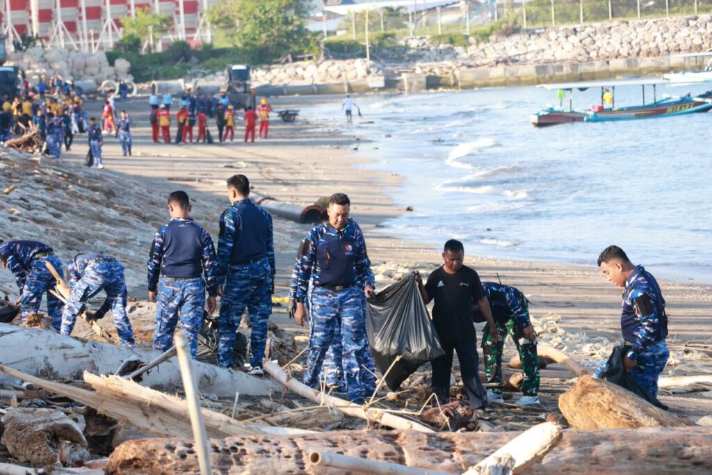 Prajurit Lanud I Gusti Ngurah Rai Bersihkan Pantai Sekeh, Wujud Kepedulian Lingkungan