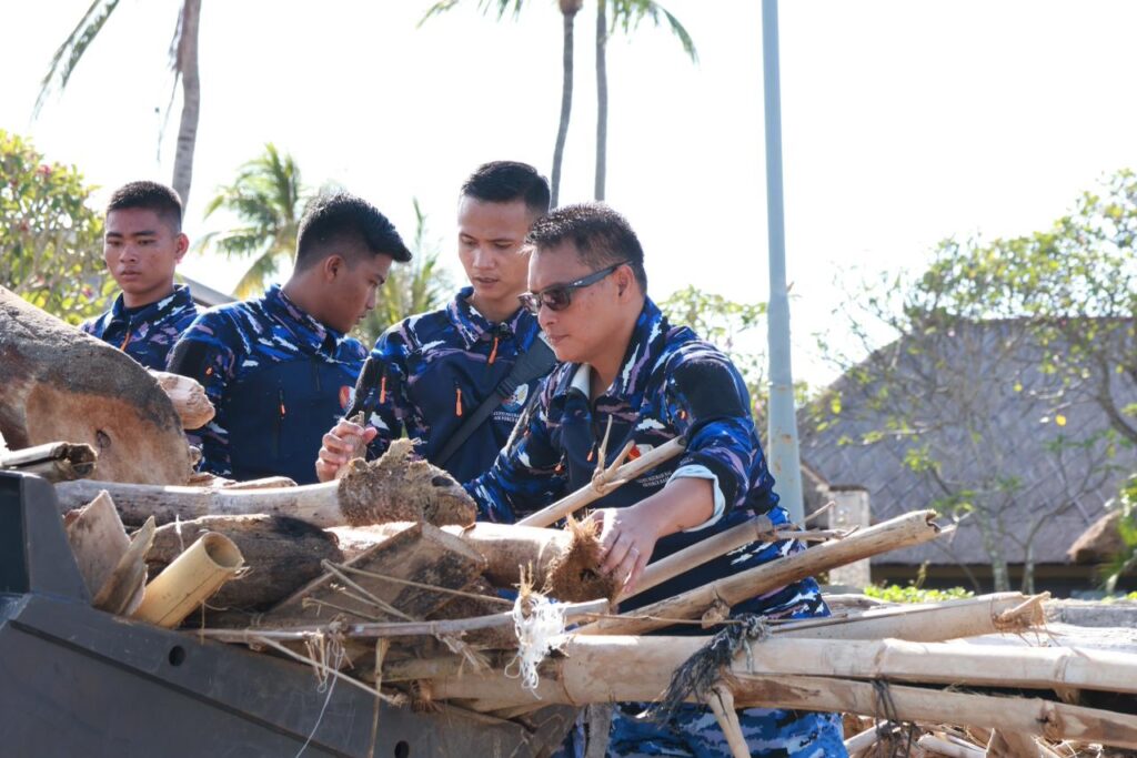 Prajurit Lanud I Gusti Ngurah Rai Bersihkan Pantai Sekeh, Wujud Kepedulian Lingkungan