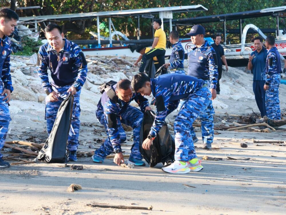 Prajurit Lanud I Gusti Ngurah Rai Bersihkan Pantai Sekeh, Wujud Kepedulian Lingkungan