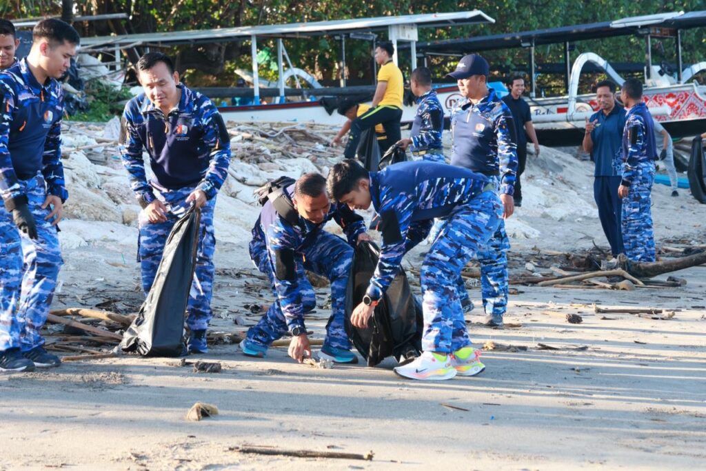 Prajurit Lanud I Gusti Ngurah Rai Bersihkan Pantai Sekeh, Wujud Kepedulian Lingkungan