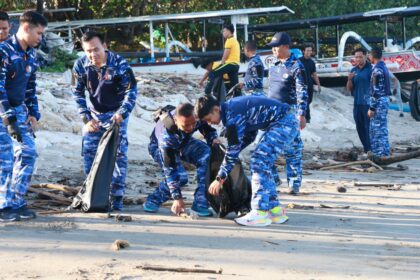 Prajurit Lanud I Gusti Ngurah Rai Bersihkan Pantai Sekeh, Wujud Kepedulian Lingkungan Prajurit Lanud I Gusti Ngurah Rai Bersihkan Pantai Sekeh, Wujud Kepedulian Lingkungan