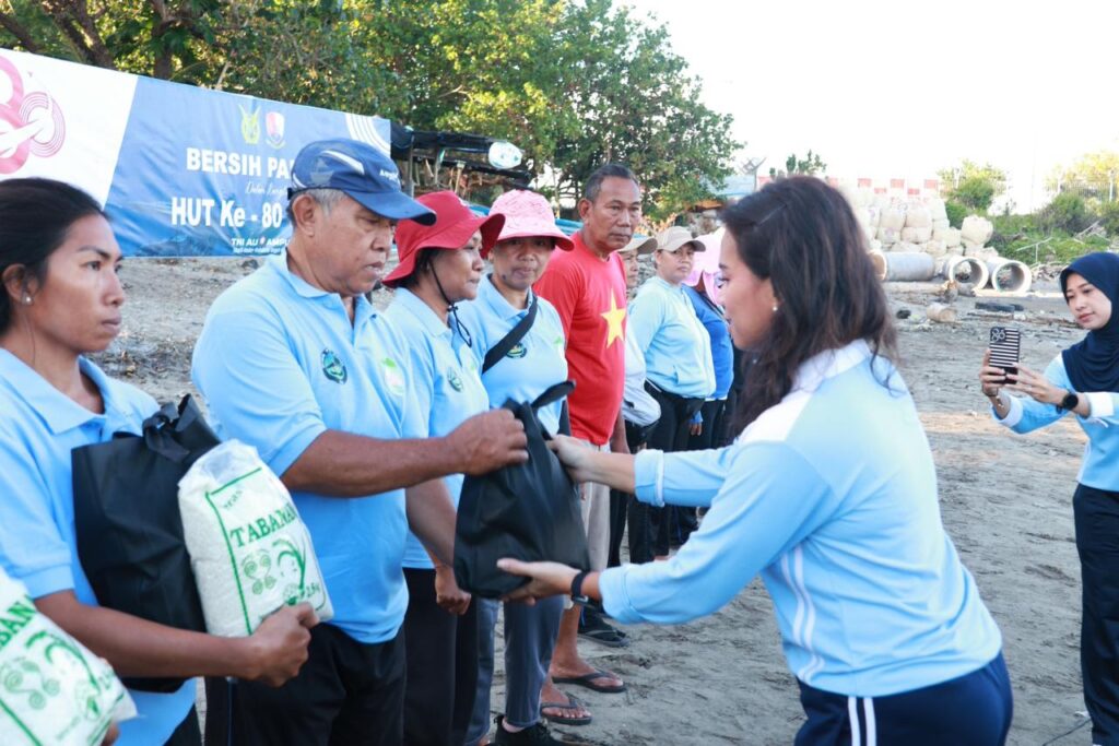 Prajurit Lanud I Gusti Ngurah Rai Bersihkan Pantai Sekeh, Wujud Kepedulian Lingkungan