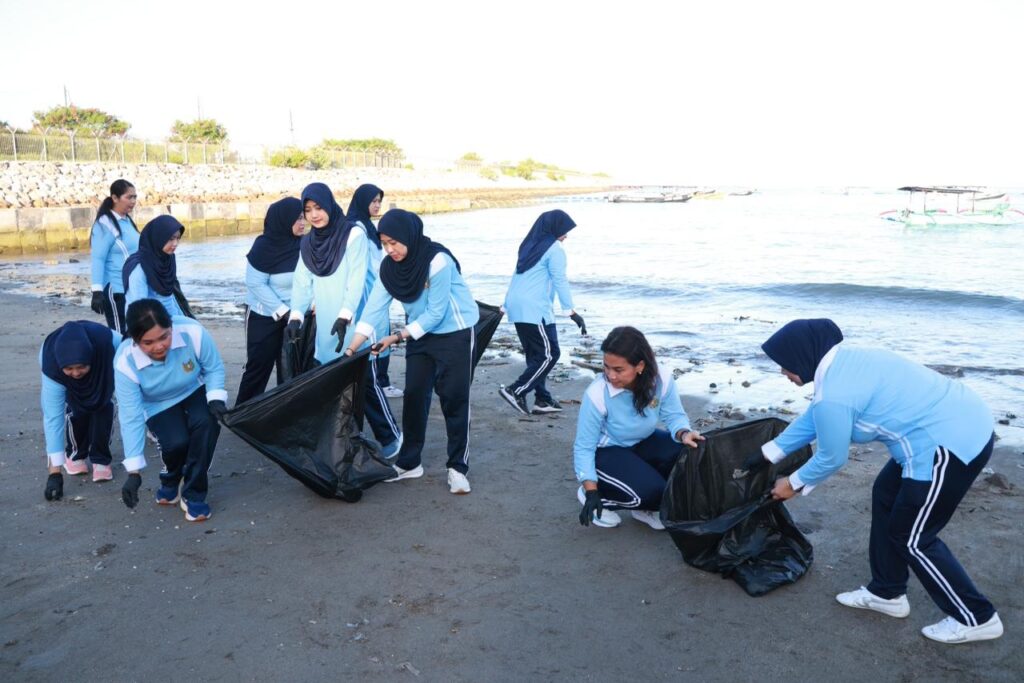 Prajurit Lanud I Gusti Ngurah Rai Bersihkan Pantai Sekeh, Wujud Kepedulian Lingkungan
