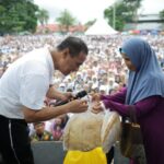 Sentuhan Nyata untuk Rakyat Kecil, Mentan Amran Bantu Modal Rp20 Juta Pedagang Kerupuk di Bone