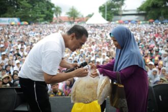 Sentuhan Nyata untuk Rakyat Kecil, Mentan Amran Bantu Modal Rp20 Juta Pedagang Kerupuk di Bone Sentuhan Nyata untuk Rakyat Kecil, Mentan Amran Bantu Modal Rp20 Juta Pedagang Kerupuk di Bone