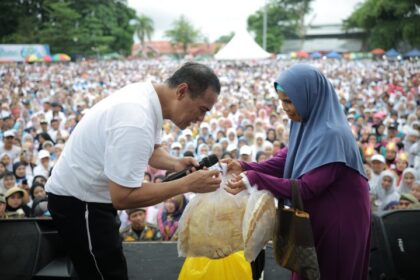 Sentuhan Nyata untuk Rakyat Kecil, Mentan Amran Bantu Modal Rp20 Juta Pedagang Kerupuk di Bone