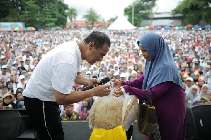 Sentuhan Nyata untuk Rakyat Kecil, Mentan Amran Bantu Modal Rp20 Juta Pedagang Kerupuk di Bone Sentuhan Nyata untuk Rakyat Kecil, Mentan Amran Bantu Modal Rp20 Juta Pedagang Kerupuk di Bone