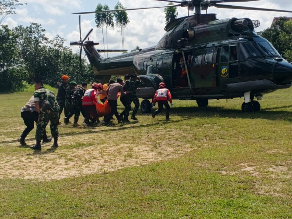 TNI AU Evakuasi Korban Helikopter Hilang Kontak di Kalimantan Barat