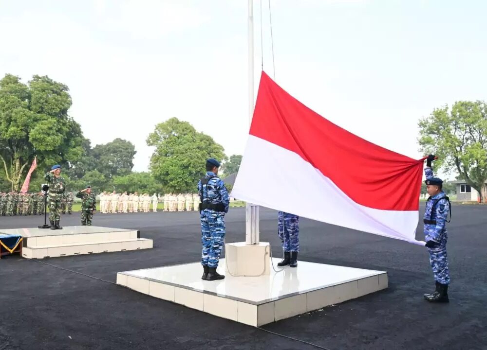 Upacara Bendera Mingguan Lanud Sulaiman Berlangsung Khidmat, Kadispers Bertindak sebagai Inspektur