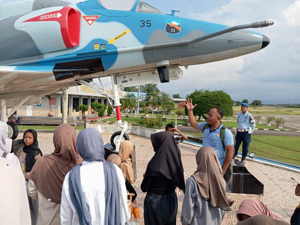 Lanud Sultan Iskandar Muda Kenalkan Dunia Dirgantara kepada Anak-anak Taman Edukasi di Aceh Besar