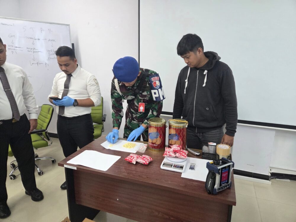 Sinergi Lanud RSN dan Avsec Gagalkan Penyelundupan 1.969 Butir Ekstasi di Bandara SSK II Pekanbaru