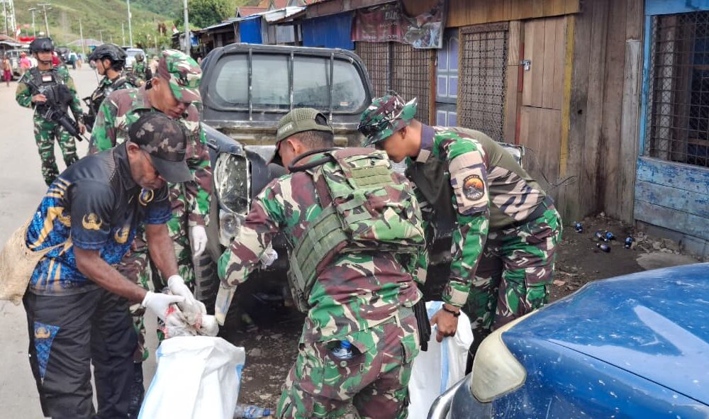 Sinergi Satgas Yon Parako 466 Pasgat, Pemkab, dan Warga Gelar Aksi Dogiyai Bersih
