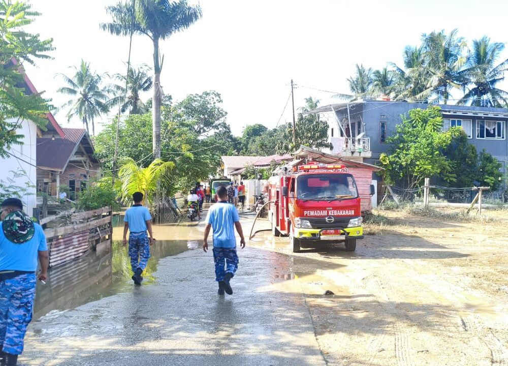 Prajurit Lanud Haluoleo Bergerak Cepat Bantu Warga Bersihkan Rumah Pascabanjir Kali Wanggu