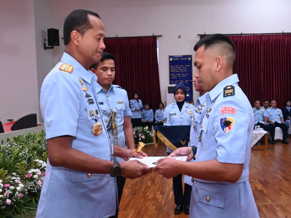 Dankodiklatau Tutup Pendidikan Sekkau A-118, Kapten Pnb Apriyanto Ismail Jadi Siswa Terbaik