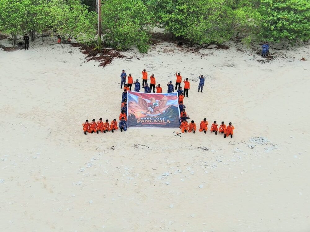Garuda Pancasila Berkibar dari Pulau Terluar hingga Puncak Gunung Ranai, Satukan Semangat Pengabdian di Natuna