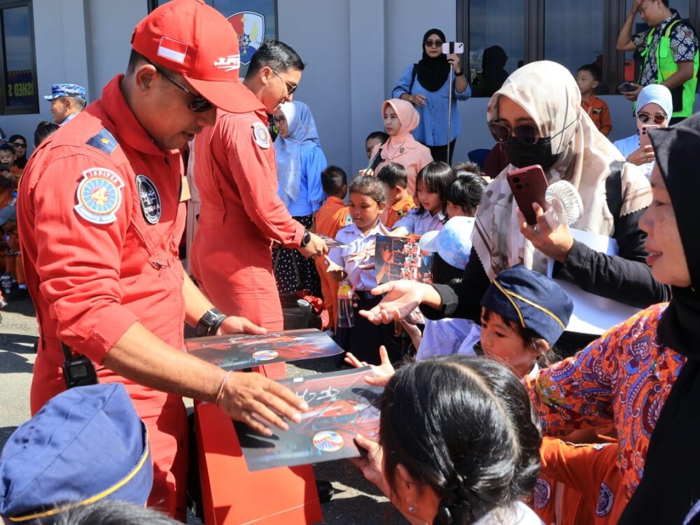 Jupiter Aerobatic Team TNI AU Tebar Inspirasi Kedirgantaraan bagi Generasi Muda di Lanud Dhomber