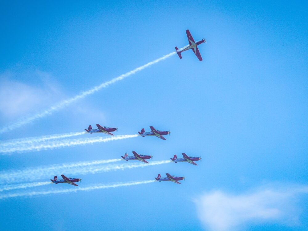 Jupiter Aerobatic Team TNI AU Tumbuhkan Cinta Dirgantara Generasi Muda di Surabaya