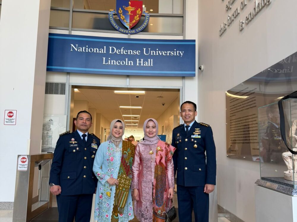 Dua Perwira TNI AU Raih Gelar Master di Amerika Serikat, Perkuat Wawasan Strategis Pertahanan