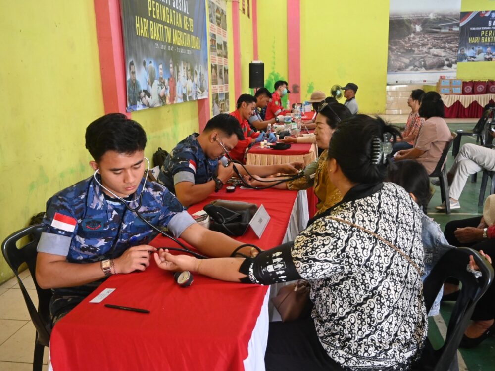 TNI AU Salurkan Bantuan dan Layanan Kesehatan di Krayan Jelang Hari Bakti Ke-79
