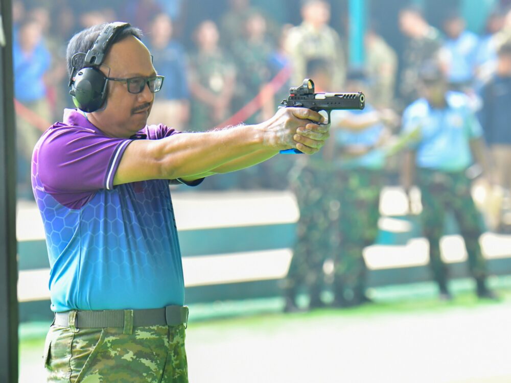 Perwira Tinggi TNI AU Tunjukkan Ketangkasan Menembak dalam PORAU 2026