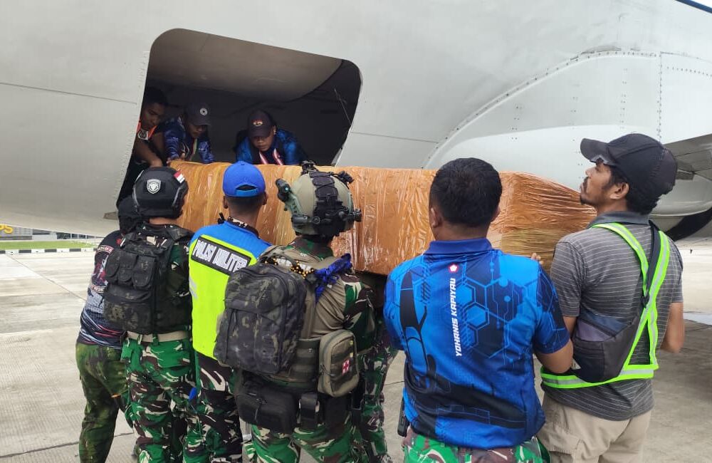 TNI AU Berhasil Laksanakan Operasi Kemanusiaan Evakuasi Jenazah Pilot PT AMA Air di Papua