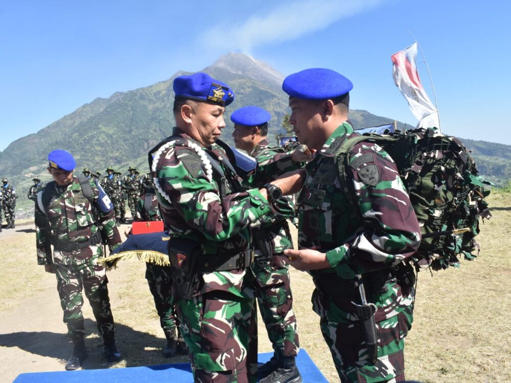 Danwingdik 400/Matukjur Hadiri Tradisi Pembaretan 82 Siswa Pom TNI AU dan Terima Lencana Kehormatan