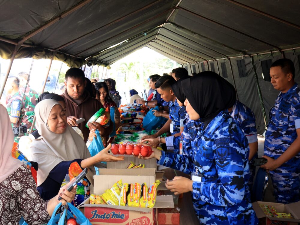 Lanud Hang Nadim Gelar Bazar Murah dan Layanan Kesehatan Gratis Sambut Hari Bakti TNI AU ke-79