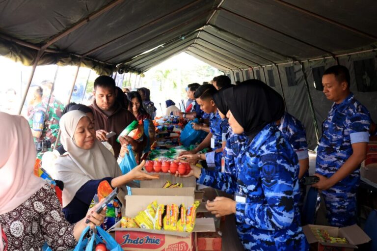 Lanud Hang Nadim Gelar Bazar Murah dan Layanan Kesehatan Gratis Sambut Hari Bakti TNI AU ke-79