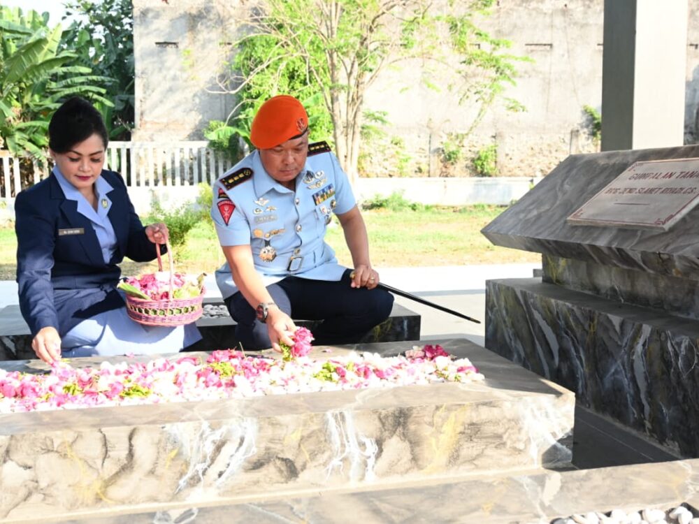 Hari Bakti TNI AU ke-79, Danwingdik 400/Matukjur Ikuti Ziarah dan Tabur Bunga di TMP Kusuma Bhakti Jurug
