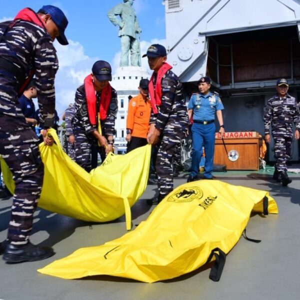 KRI Nala-363 Evakuasi 32 Korban Kebakaran KM Mutiara Sentosa 2