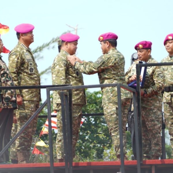 KASAD Dikukuhkan sebagai Warga Kehormatan Korps Marinir TNI AL