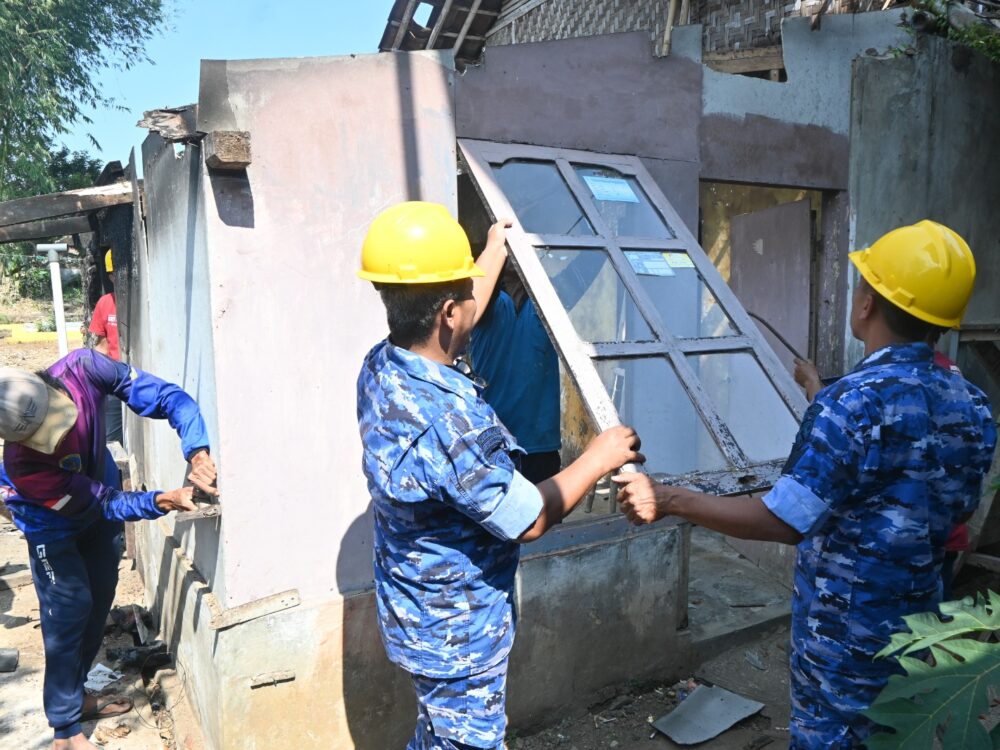 Jelang HUT ke-81 RI, Lanud Wiriadinata Bedah Rumah Warga Tasikmalaya