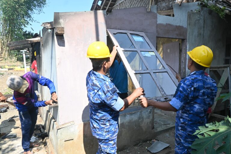 Jelang HUT ke-81 RI, Lanud Wiriadinata Bedah Rumah Warga Tasikmalaya