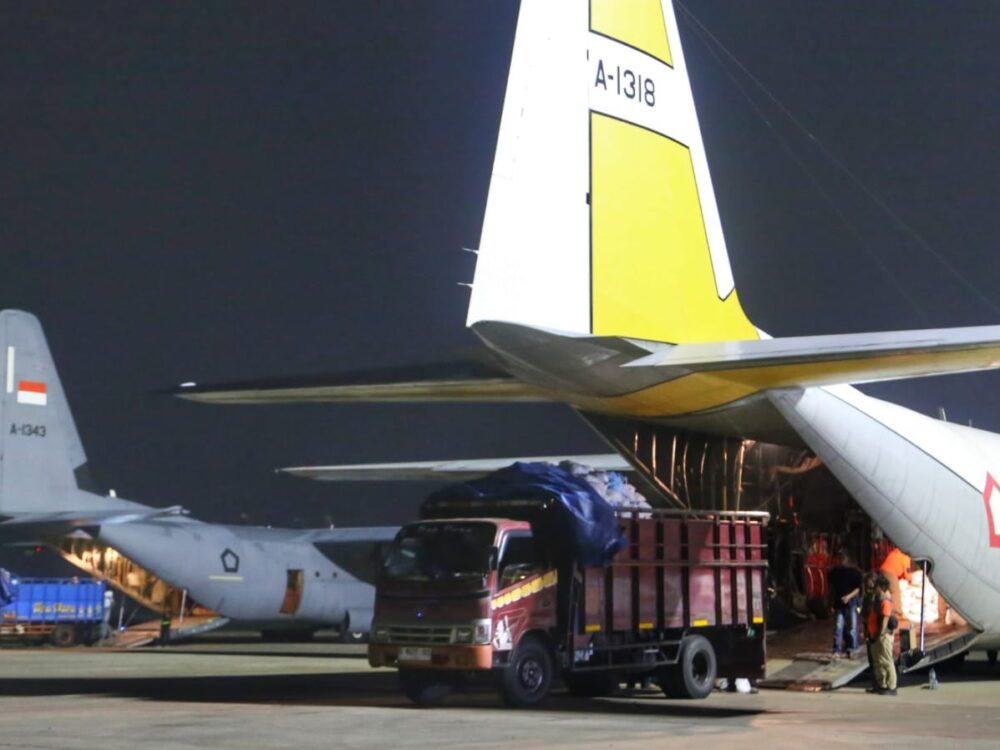 27 Ton Bantuan Dikirim ke NTT, Dua Hercules TNI AU Terbang Malam
