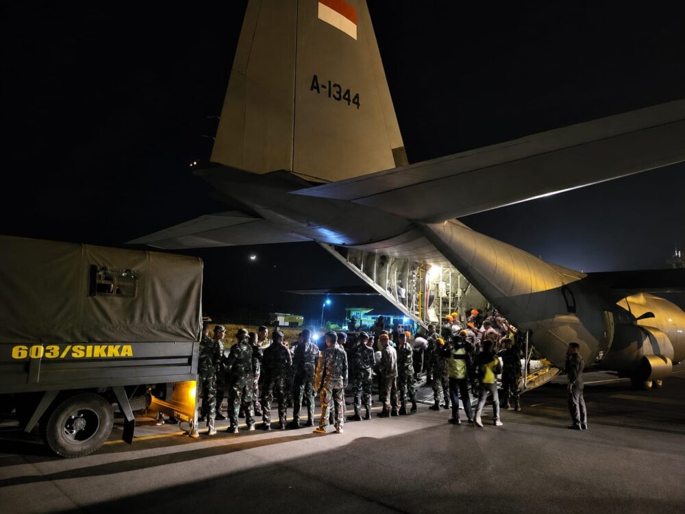 TNI AU Melalui C130J Hercules Kirim 13.500 Kg Bantuan Pascagempa ke Maumere