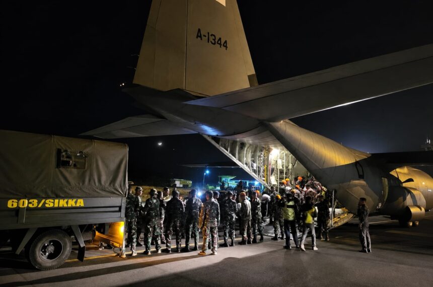 TNI AU Melalui C130J Hercules Kirim 13.500 Kg Bantuan Pascagempa ke Maumere