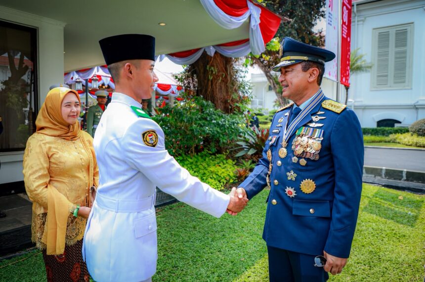 Siswa SMK Penerbangan AAG Jadi Komandan Kelompok Paskibraka