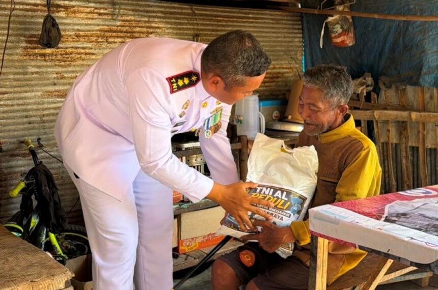 TNI AL Hadir Bantu Warga Terdampak Bencana di Pulau Seraya