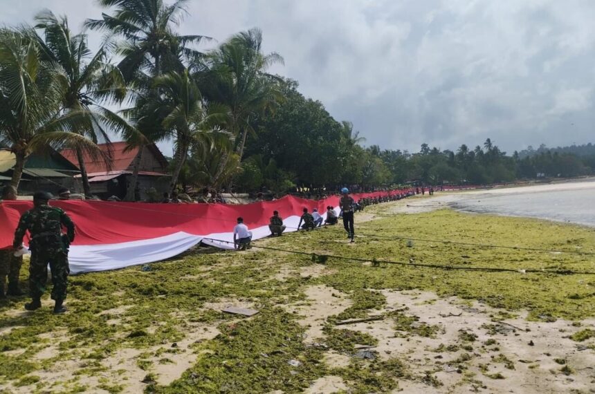 500 Meter Merah Putih Berkibar di Pesisir Aboru untuk Indonesia