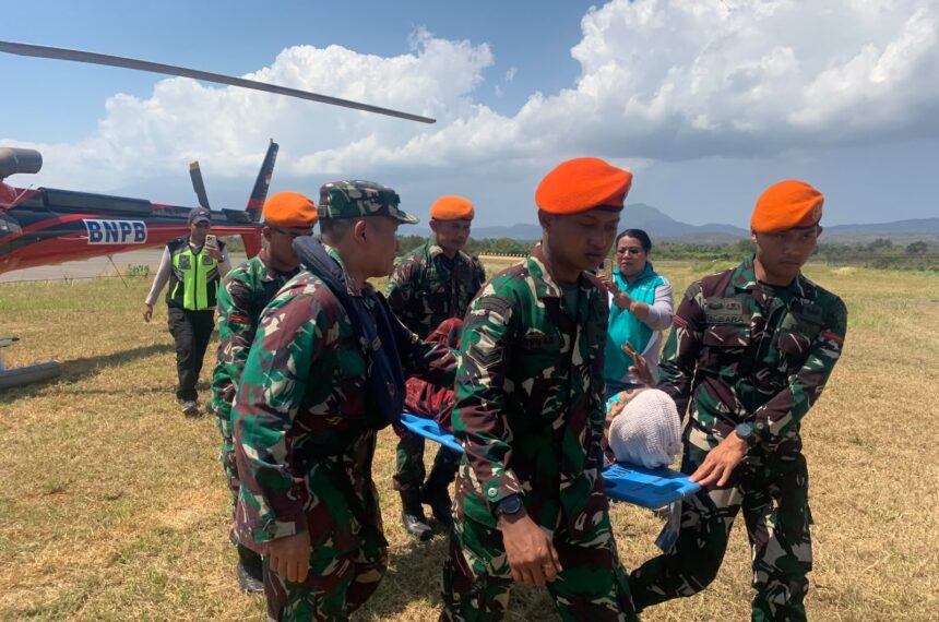 TNI AU dan BNPB Evakuasi Tiga Pasien dari Palue via Udara