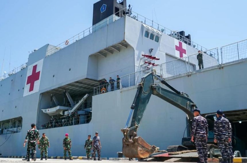 KRI dr. Soeharso-990 Drop 30,19 Ton Bantuan untuk Warga Terdampak NTT