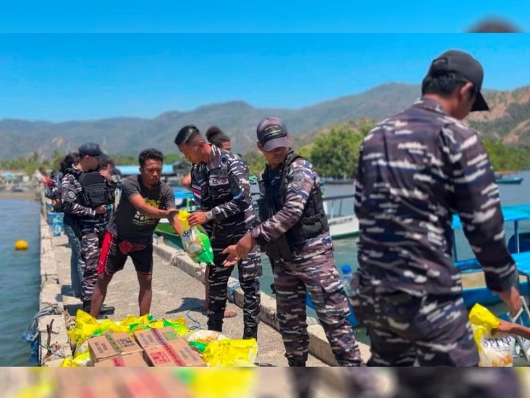 KRI Hiu-634 dan Bank Indonesia Salurkan Bantuan Gempa di Pulau Riung