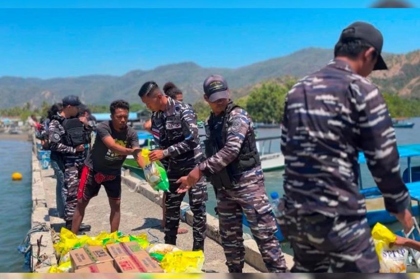 KRI Hiu-634 dan Bank Indonesia Salurkan Bantuan Gempa di Pulau Riung