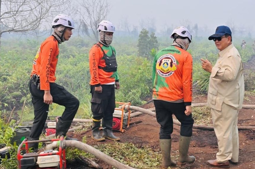 Prabowo Susuri Lahan Terbakar, Pastikan Karhutla Terkendali