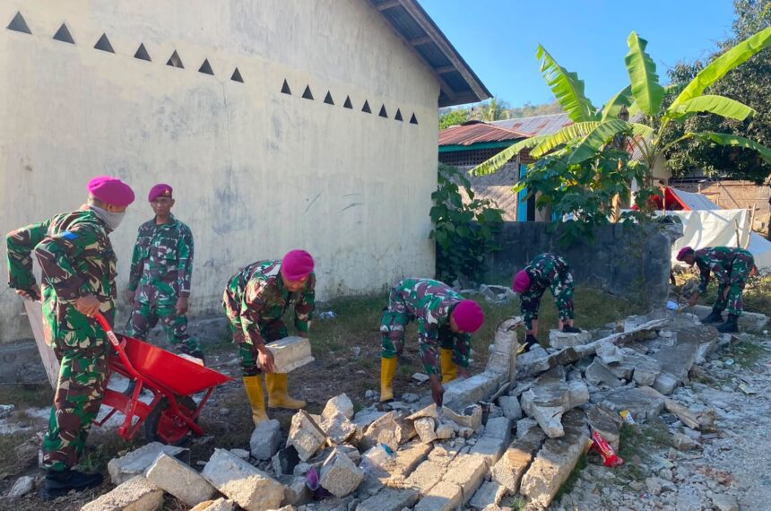 Marinir TNI AL Bersihkan Gereja Pascagempa di Manggarai NTT