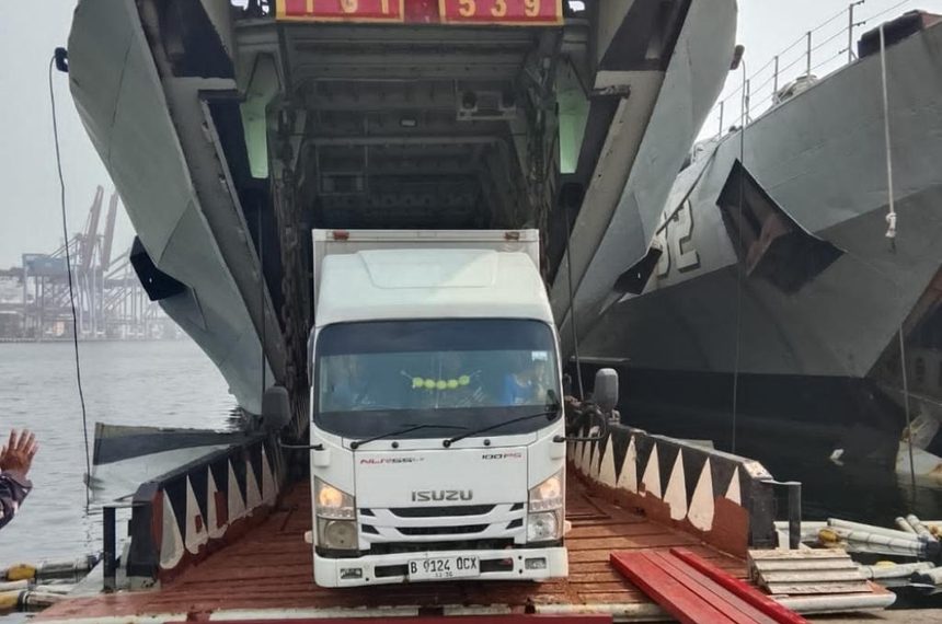 KRI Teluk Parigi-539 Bawa 50 Ton Bantuan Gempa ke Maumere
