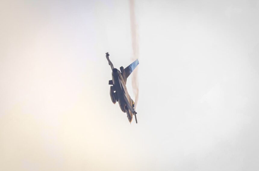 TNI AU Semarakkan Merdeka Run 2026 dengan Atraksi Tiga F-16